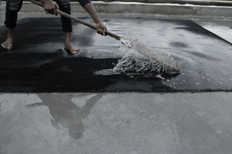 Creation in collaboration: the carpets pass through many experienced hands – a deeply rooted craft that is passed on from generation to generation