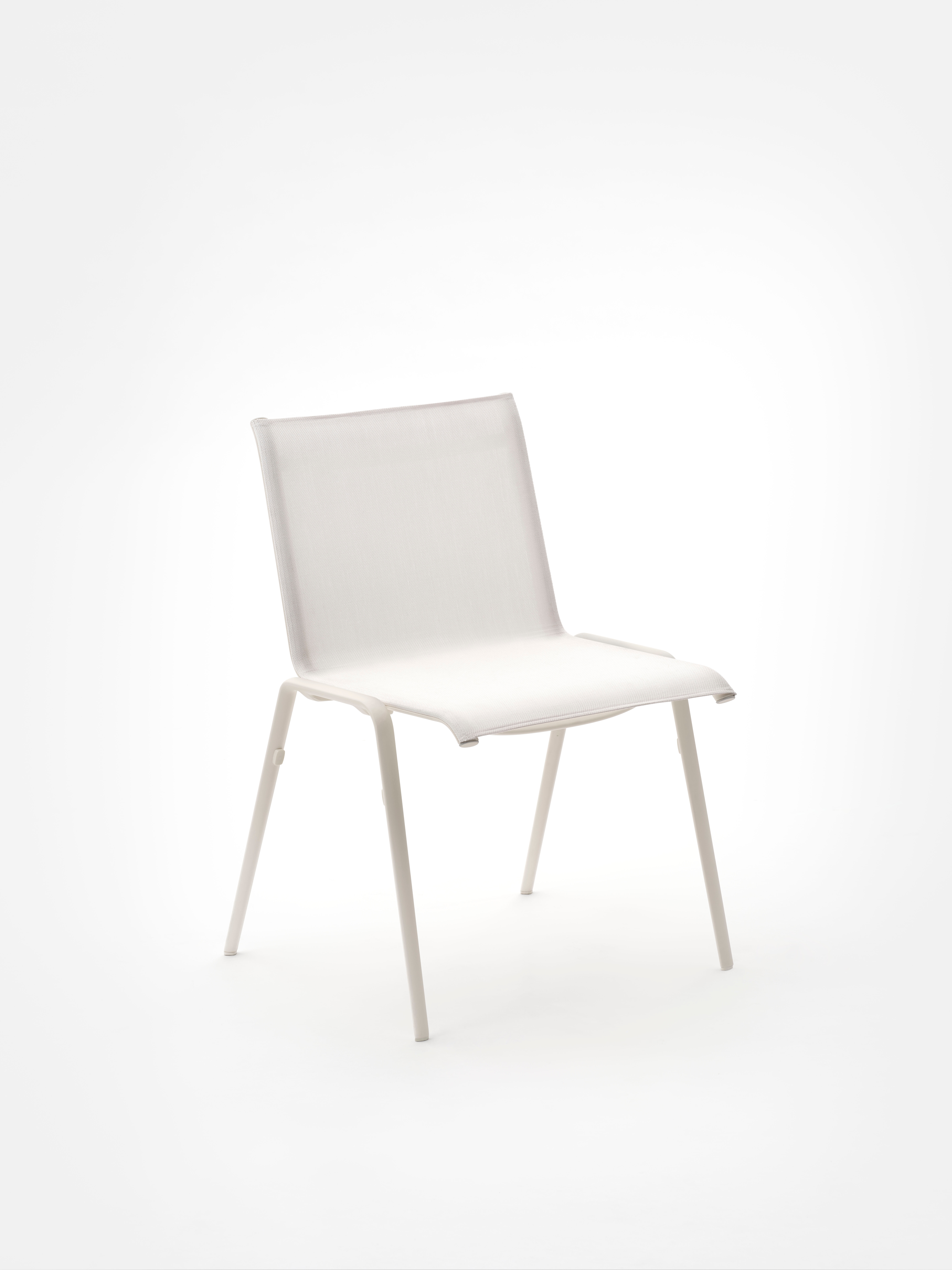 Die Roè-Linie umfasst auch eine Reihe von Couchtischen mit einem Aluminiumgestell und einer Platte aus Aluminium, Iroko-Holz oder Lavastein. Sie passt auch gut zu dem neuen Stuhl Velo von Alberto Lievore