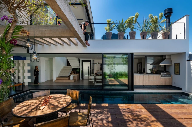 At House RZR, windows, sliding doors and permeable enclosures such as cobogó provides thermal comfort, cross ventilation, and lighting while ensuring privacy. Photo: Favaro Jr.