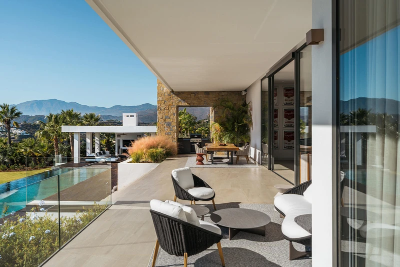 The interior design at Villa Calma is characterised by classic elements inspired by the 1960s, such as warm wood, soft nuances and natural curves. Photo: Drumelia Real Estate