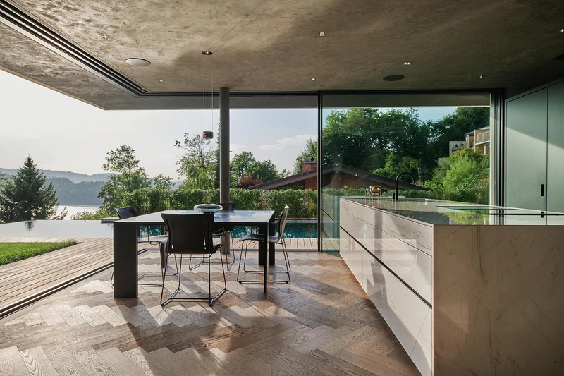 The architecture of Villa Walchwil merges transparent aesthetics, coziness, and functionality. Photo: Holger Jacob