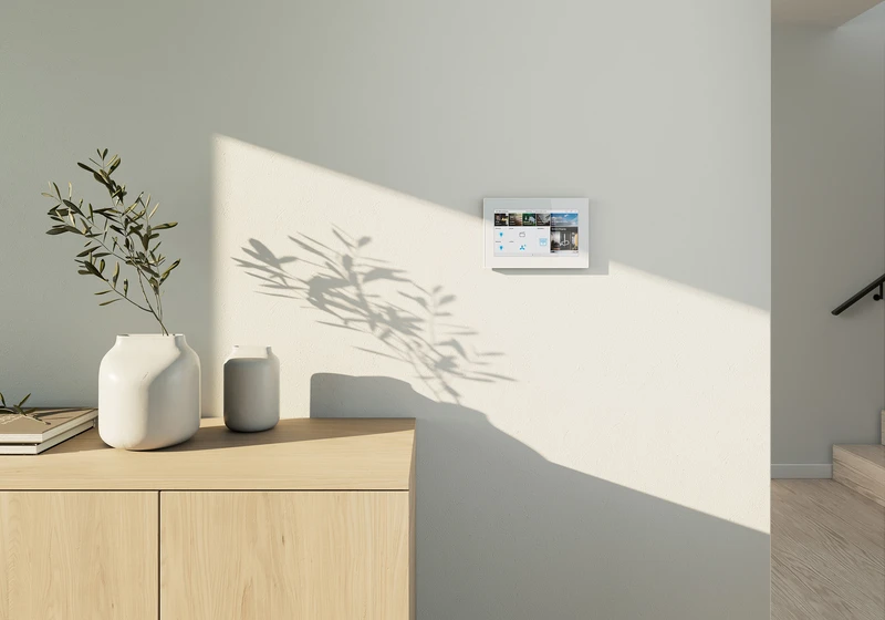 The simple but elegant design of the multifunctional indoor station from Busch-Welcome® blends into any interior concept