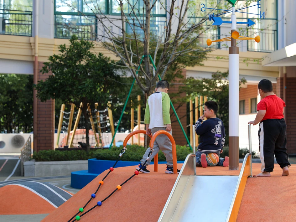 The playground at Damin school offers its users natural richness in the form of bright shapes, textures and access to natural light and fresh air. Photos: XIRU