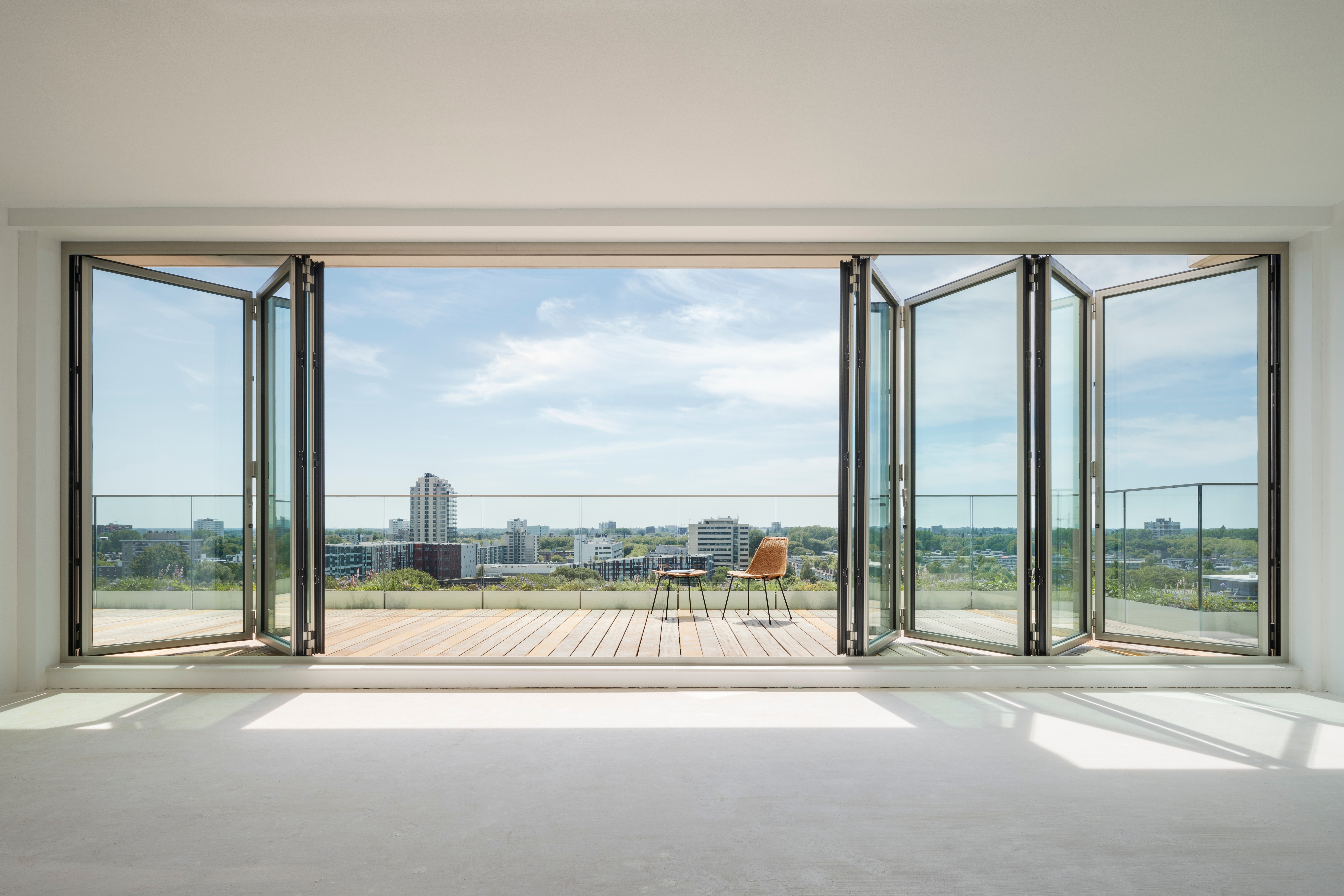 Expanding horizons: maximum views open up thanks to the slender profile widths of only 99 millimetres – for bright rooms that can be opened and closed flexibly