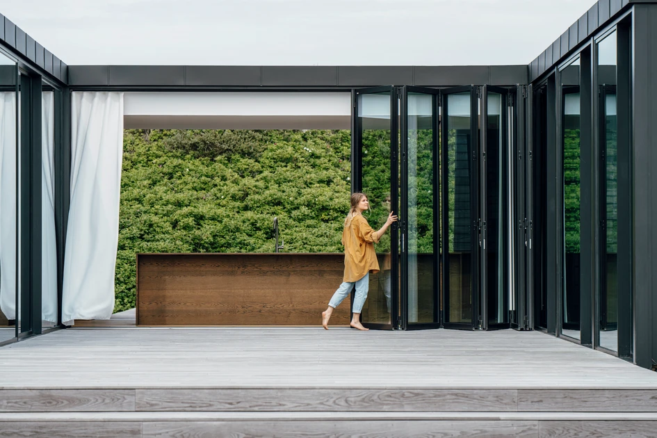 Seamless transitions: To open the bi-folding doors, these are folded accordion-style and stored as a narrow glass package on the side