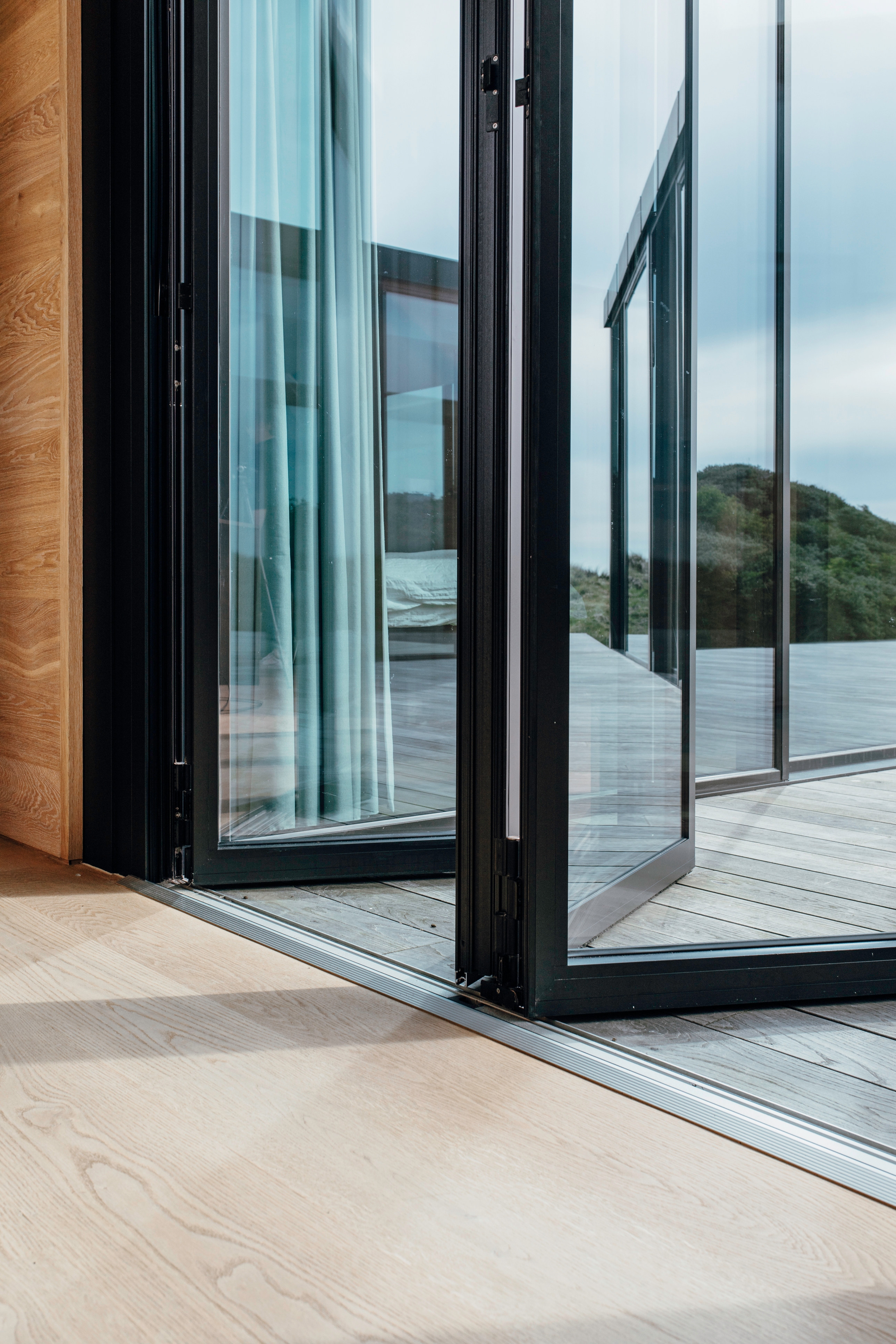 Versatile engineering: In addition to numerous patented technical features, there are six different types of floor rails. This allows the appropriate product to be found for every construction project