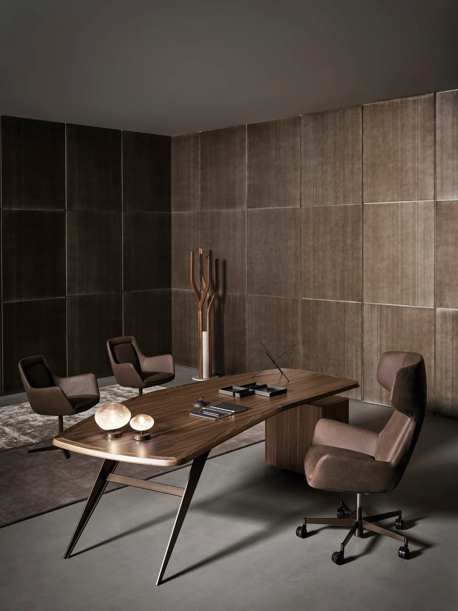 Both Newton and Newton Low are characterised by an imposing seat that envelops users in comfort with a soft, embracing shell