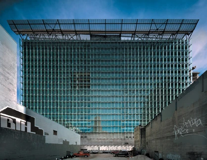 Die Nordseite des Gebäudes mit ihrer modernistischen Erscheinung ist eine offene Glasfassade mit vertikalen, justierbaren Sonnenblenden