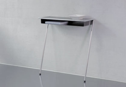 Kann ohne Montage an eine Wand gelehnt werden: Konsole «Lola» von MOX AG mit Schallschluckender Abdeckplatte aus pulverbeschichtetem Stahlblech. Design: Beat Glässer