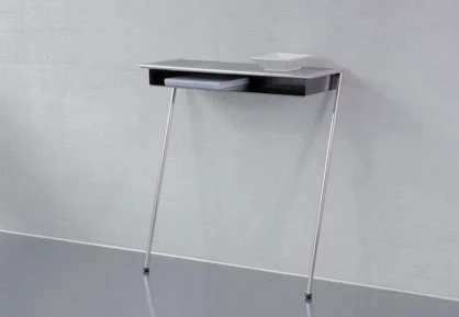 Kann ohne Montage an eine Wand gelehnt werden: Konsole «Lola» von MOX AG mit Schallschluckender Abdeckplatte aus pulverbeschichtetem Stahlblech. Design: Beat Glässer