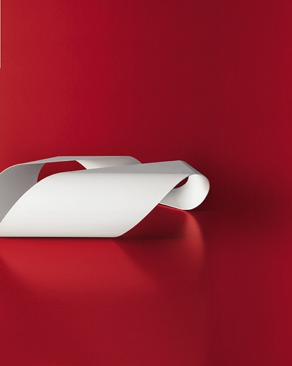 Beistelltisch Mobius, Design: Lucidi Pevere. Hersteller: Kristalia srl