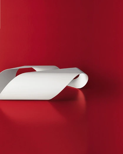 Beistelltisch Mobius, Design: Lucidi Pevere. Hersteller: Kristalia srl