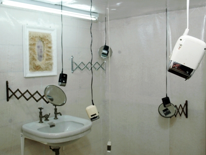 Sound collage with suspended razors.