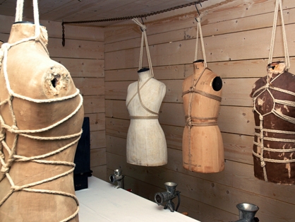 Torsos and meat grinders as part of the installation «The Lost Space of Stiller». Photo: S. Schläfli/ETH Zurich