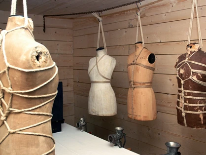 Torsos and meat grinders as part of the installation «The Lost Space of Stiller». Photo: S. Schläfli/ETH Zurich