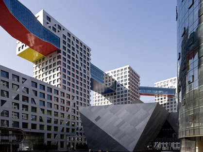 A series of multi-functional “skybridges” connect the eight residential towers and the hotel tower.