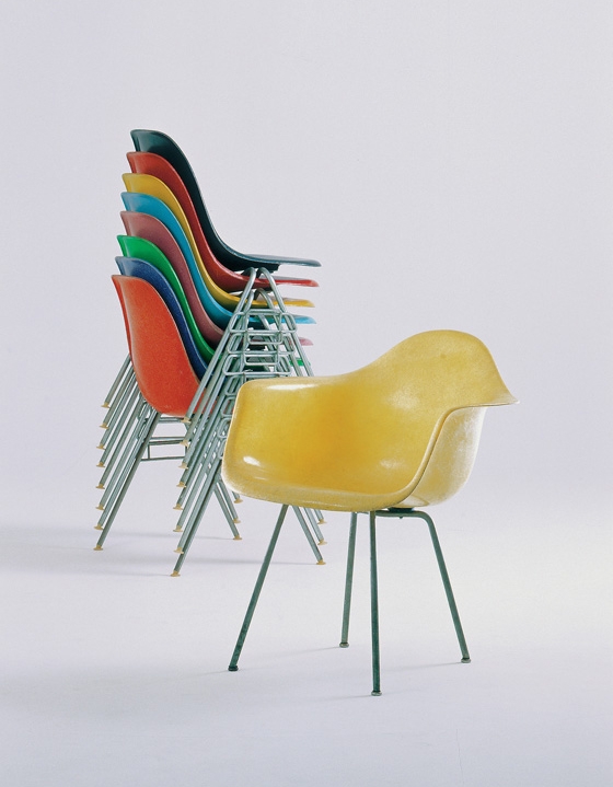 Stacked chairs made out of fibre-glass plastic, DSS (1954) and armchair DAX (1950) by Charles Eames, 1954; © Vitra