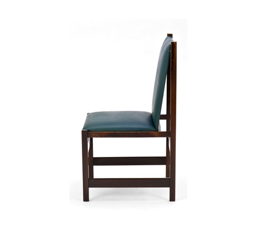 Jacaranda and leather chair, design: Joaquim Tenreiro; photo © Braziilian Modern