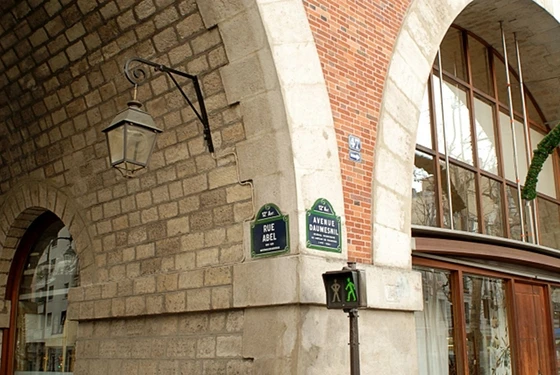 The Viaduc des Arts, over which the Promenade Plantée runs in part, was developed simultaneously with the elevated walkway, providing a series of workshops and other spaces for artisans