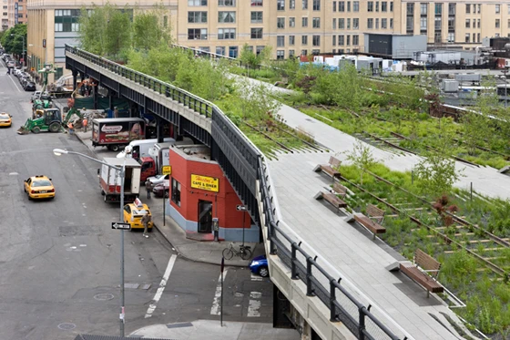 Gansevoort Woodland on the High Line; planting on the viaduct, unlike the elevated Promenade Plantée in Paris, is not designed to obscure the urban context; photo Irwan Baan © 2009
