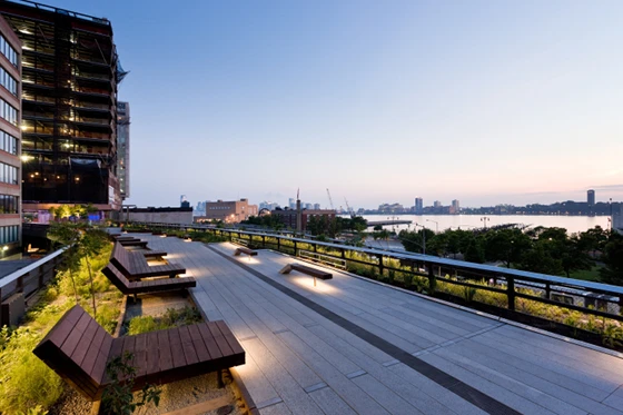 A study commissioned by the Friends of the High Line established that new tax revenues would outweigh the construction costs for the adapted-viaduct project; photo Irwan Baan © 2009