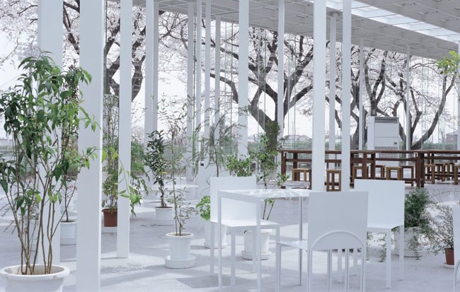 The 305 supports of the "KAIT Workshop“ building are placed in a strict static pattern, but the proportion and angle of each one has been individually determined