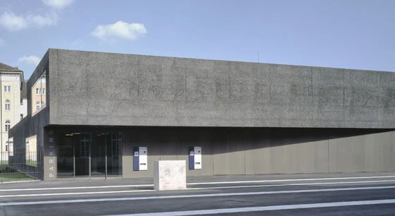 Treated with high-pressure water: the façade of the station car park in Aarau, made of concrete cast in-situ and coloured with mineral pigments. Schneider & Schneider Architects, photo © Heinrich Helfenstein, Zurich