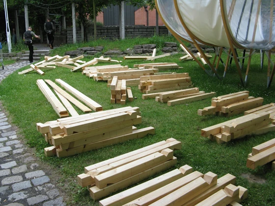 Jeder Balken hat einen identischen Querschnitt, ist jedoch durch die Anordnung seiner Abschnitte und Ausschnitte, ein Einzelstück