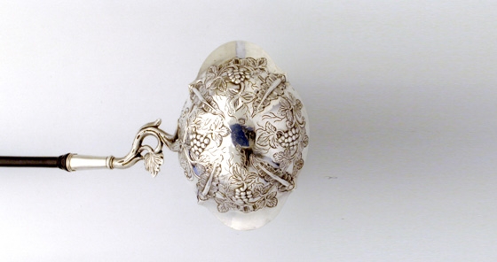 Detail eines ziselierten Silberlöffels, © Museum für Kunst und Gewerbe Hamburg