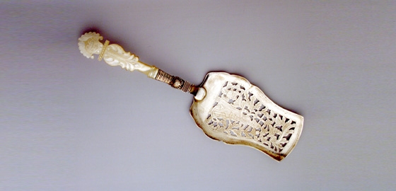 Historischer Fischheber, Silber mit Perlmuttgriff © Museum für Kunst und Gewerbe Hamburg