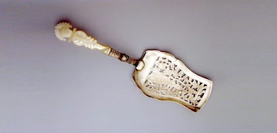 Historischer Fischheber, Silber mit Perlmuttgriff © Museum für Kunst und Gewerbe Hamburg