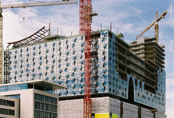 Wave-like hatches in the glass façade of Herzog & de Meuron's Elbphilharmonie facilitate natural ventilation; photo: Oliver Heissner