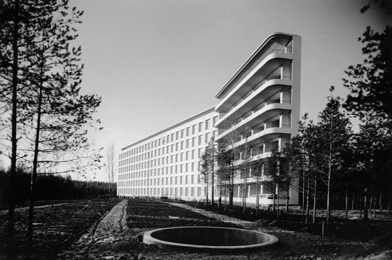 Alvar Aalto's Paimio Sanatorium combines a functionalist aesthetic with an empathic approach to the use of interior and exterior spaces; photo © Gustaf Welin / Alvar Aalto Museum, 1930s