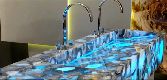 Der mit LED Technik illuminierte Waschtisch am gemeinsamen Stand von Dornbracht und Schubert konnte auf Knopfdruck die Farbe wechseln