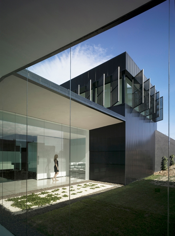 Alicante is the location of Spanish office COR's funeral home and garden for the Town Council of Pinoso. 29 Japanese maples have been planted in front of the building to act as a visual and spatial buffer