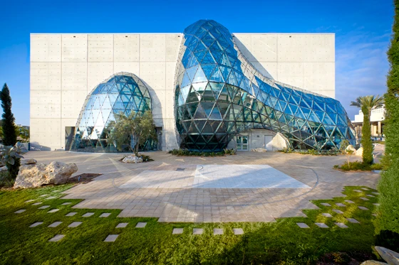 The formal language of HOK Architectsʼ Dalí Museum in Florida references the dynamism and contrast that are recurrent themes in Dalíʼs imagery; photo © HOK/Moris Moreno