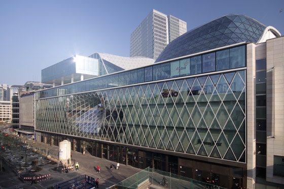 The fluid form of Fuksasʼ MyZeil complex connects Frankfurt's Zeil, an important shopping street, with the historic Thurn and Taxis Palace