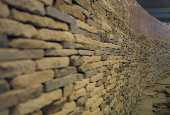 The wall captures the essence of the countryside and of British craftsmanship, as well as meeting functional requirements; photo Universal Studio