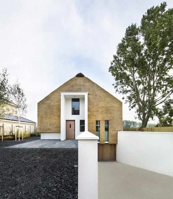 Completely covering the building in thatch almost removes its traditional associations and forces us to reconsider the material and its usage; photo Kees Hageman