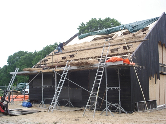 The protective layer of thatch is set into the roof on both sides; photo B + B Bureau
