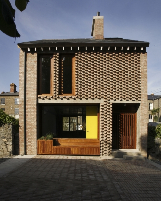 The elevation of TAKA’s mews house features a decorative pattern of projecting bricks; photo: Alice Clancy