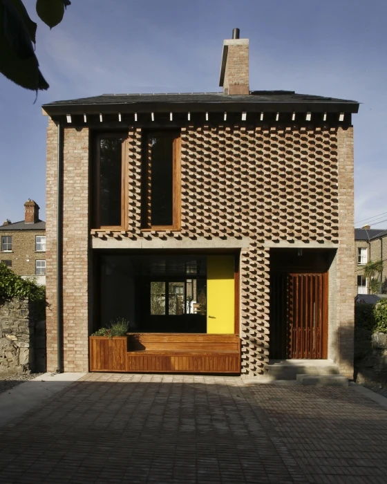 The elevation of TAKA’s mews house features a decorative pattern of projecting bricks; photo: Alice Clancy