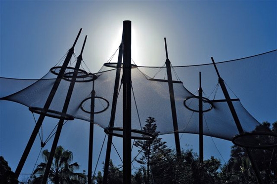 Loro Parque open-air aviary on Tenerife: the fact that the filigree netting is hardly noticeable is the result of a special process in which the entire structure of the net is coloured black. Photo: ©Kissner