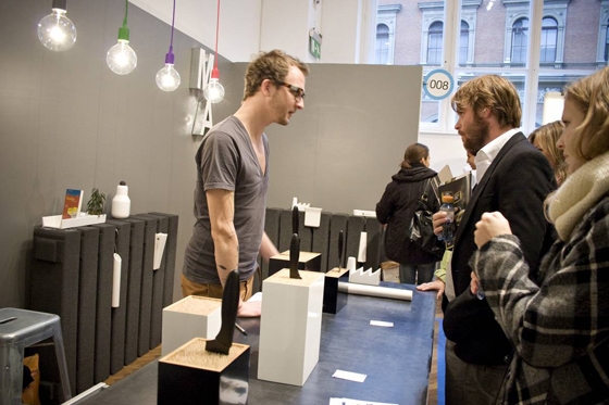 At blickfang, designers answer questions about their work and discuss their ideas and experiences, as well as offering visitors advice. Shown here, blickfang Vienna 2010