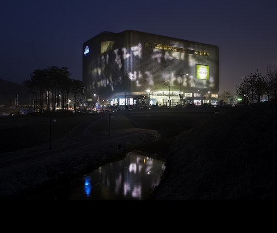 UNStudio developed custom animations based around themes such as fashion, art and public life to be displayed on the façade; photo © Kim Yong-Kwan
