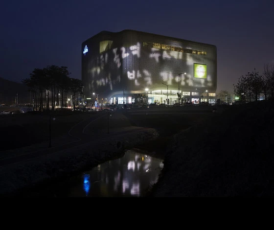 UNStudio developed custom animations based around themes such as fashion, art and public life to be displayed on the façade; photo © Kim Yong-Kwan