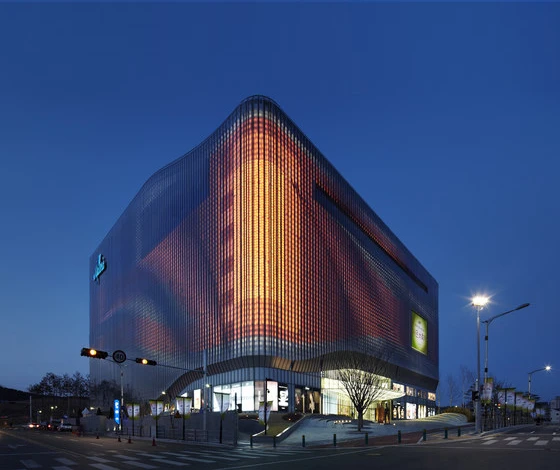 The light projections on UNStudio’s Galleria Centercity create an impression of constant movement and flow; photo © Kim Yong-Kwan