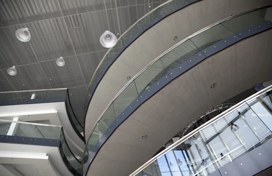 Grosszügige und offene Architektur kennzeichnet die Eingangshalle des neuen stilhauses, die sich noch im Rohbau befindet