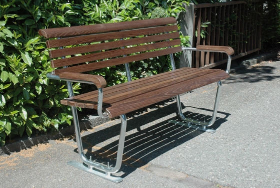 Classic design, new material: Landi bench by Burri materialised in Natwood