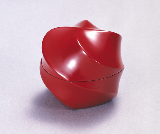 Red laquer urushi casket by Kuroda Tatsuaki (1904–1982)